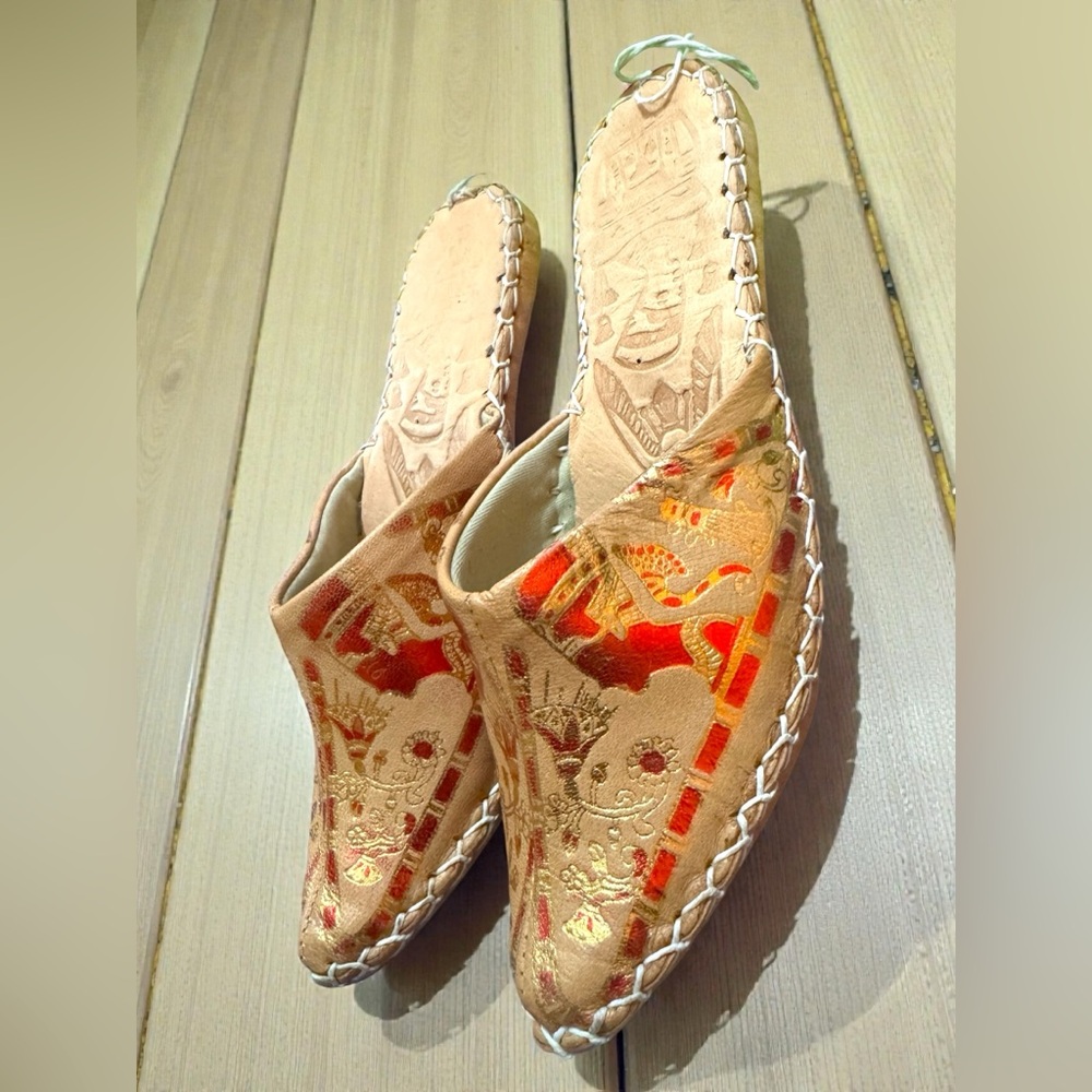 Pharaonic Egyptian Handmade Leather Slippers. Tooled Metallic Nefertiti Design - Picture 5 of 14